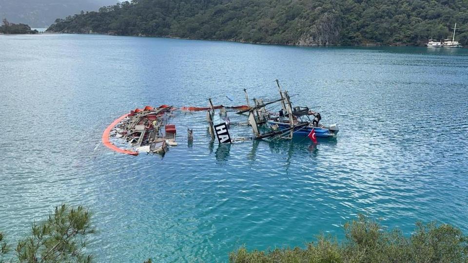 Tur teknesi sulara gömüldü, bir kişi hayatını kaybetti