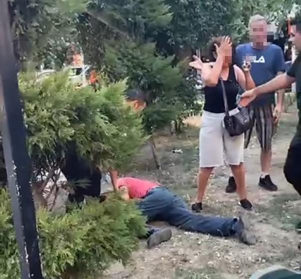 İZMİR'DE ZABITADAN SEYYAR SATICIYA DAYAK TEPKİ ÇEKTİ DEFALARCA YUMRUKLADILAR, ARAYA ALIP DARBETTİLER VATANDAŞLAR TEPKİ GÖSTERDİ, BİR KADIN ARBEDE ARASINDA KALDI