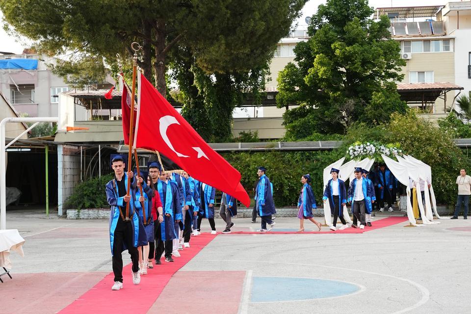 NAZİLLİ'DE MESLEK LİSELİLERİNİN MEZUNİYET SEVİNCİ