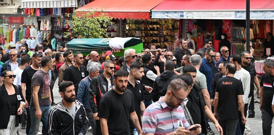 KANSERE YENİK DÜŞEN ŞARKICI ŞİMAL, KUŞADASI'NDA SON YOLCULUĞUNA UĞURLANDI