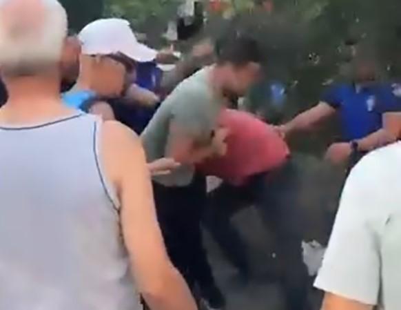 İZMİR'DE ZABITADAN SEYYAR SATICIYA DAYAK TEPKİ ÇEKTİ DEFALARCA YUMRUKLADILAR, ARAYA ALIP DARBETTİLER VATANDAŞLAR TEPKİ GÖSTERDİ, BİR KADIN ARBEDE ARASINDA KALDI