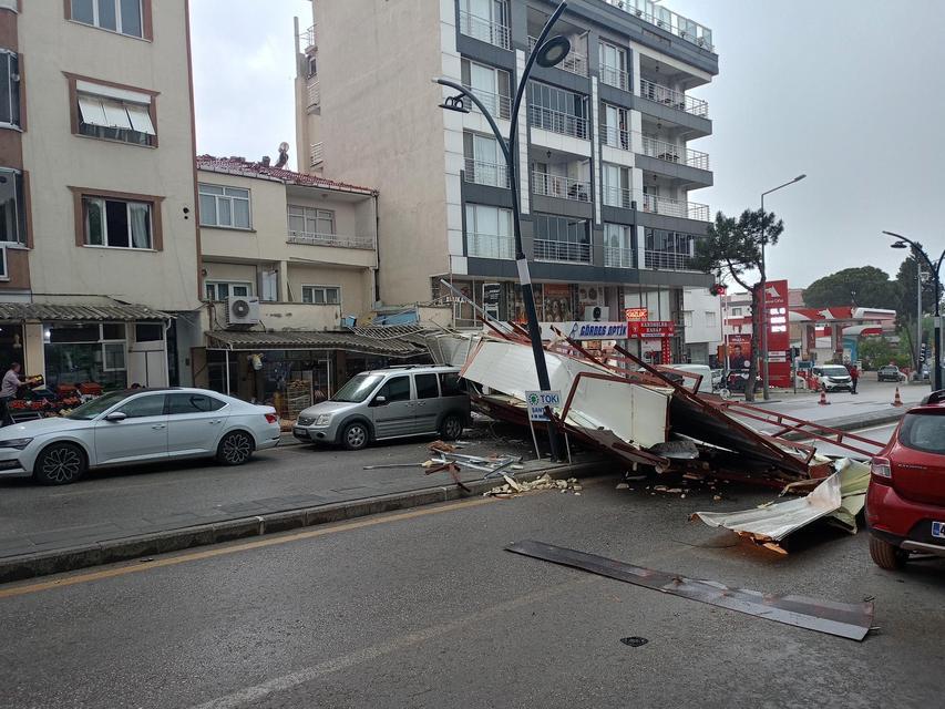 FIRTINA ÇATIYI UÇURDU, FACİANIN EŞİĞİNDEN DÖNÜLDÜ