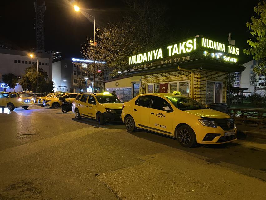 TAKSİCİLERDEN VEFA...ÖLEN MUHABBET KUŞLARI İÇİN MİNİ MEZAR YAPTILAR BURSALI TAKSİCİLER DURAKLARININ YANINA MİNİ MEZARLIK YAPARAK BERDUŞUN ANISINI YAŞATIYORLAR