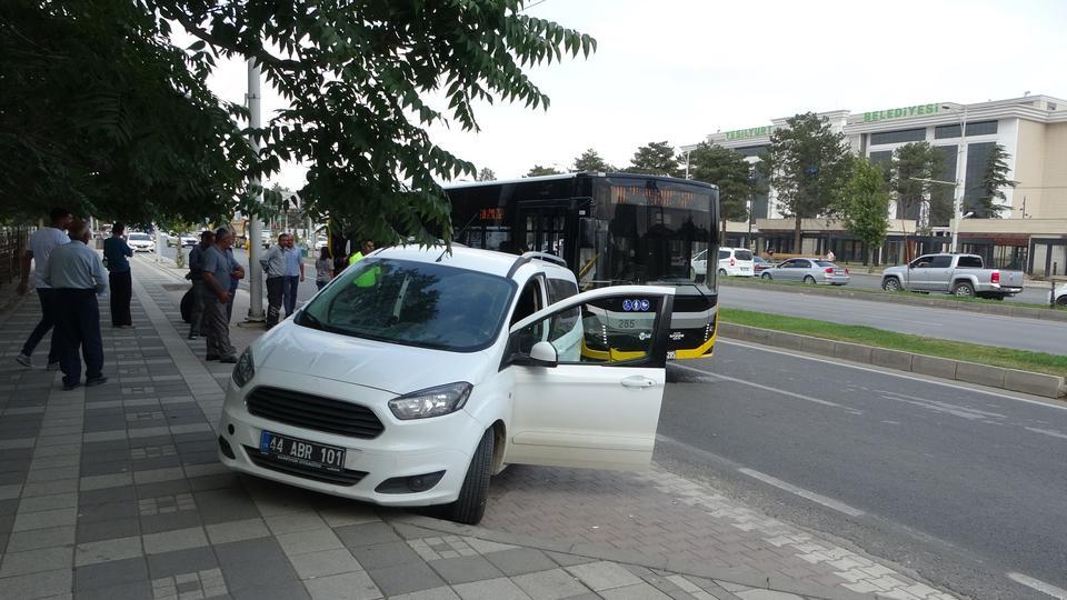 Sarı otobüs kaza yaptı