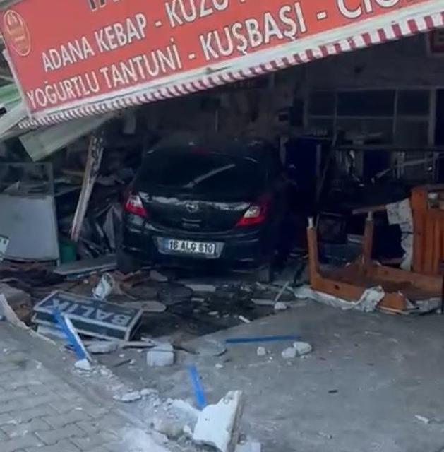 OTOMOBİL, LOKANTAYA GİRDİ: 5 KİŞİ HASTANELİK OLDU