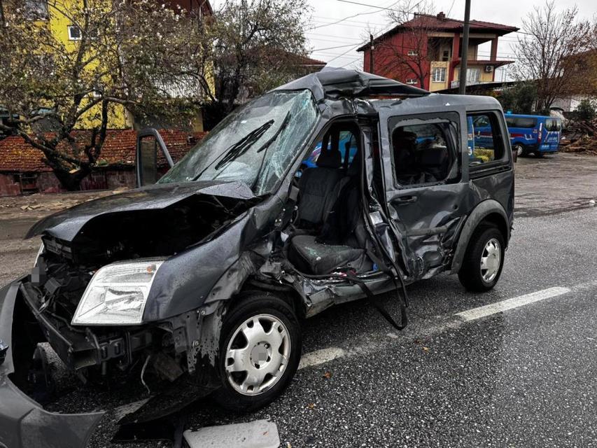 Kamyonun çarptığı hafif ticari araç 50 metre savruldu: 1 ölü, 2 yaralı