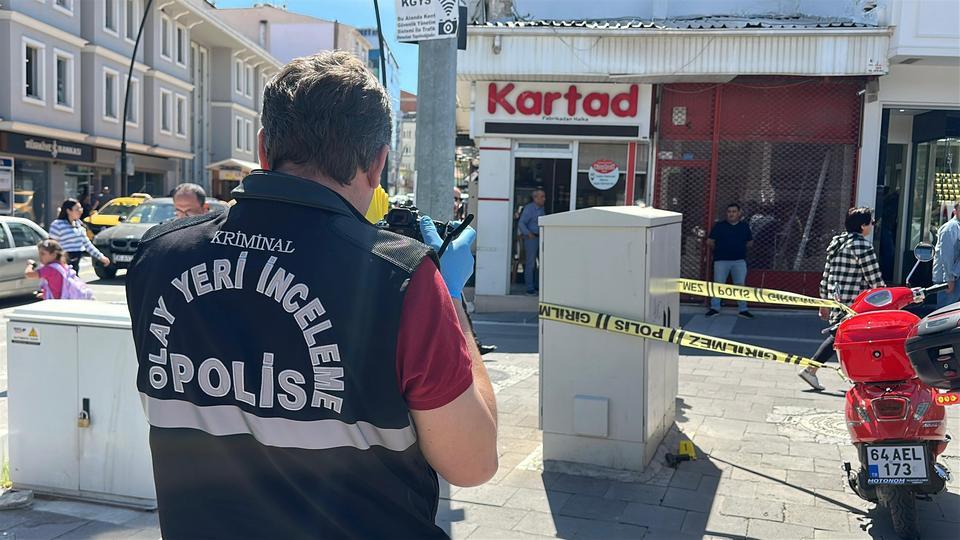 UŞAK'TA KUYUMCUYA SİLAHLI SALDIRI DÜZENLEYEN 19 YAŞINDAKİ GENÇ 2 KİŞİYİ YARALADI