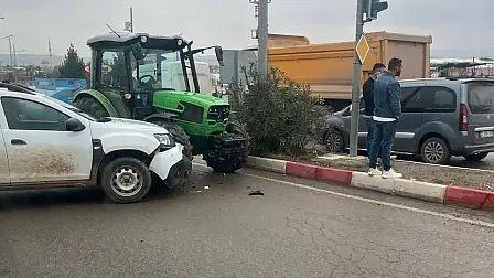 Traktörle otomobil çarpıştı