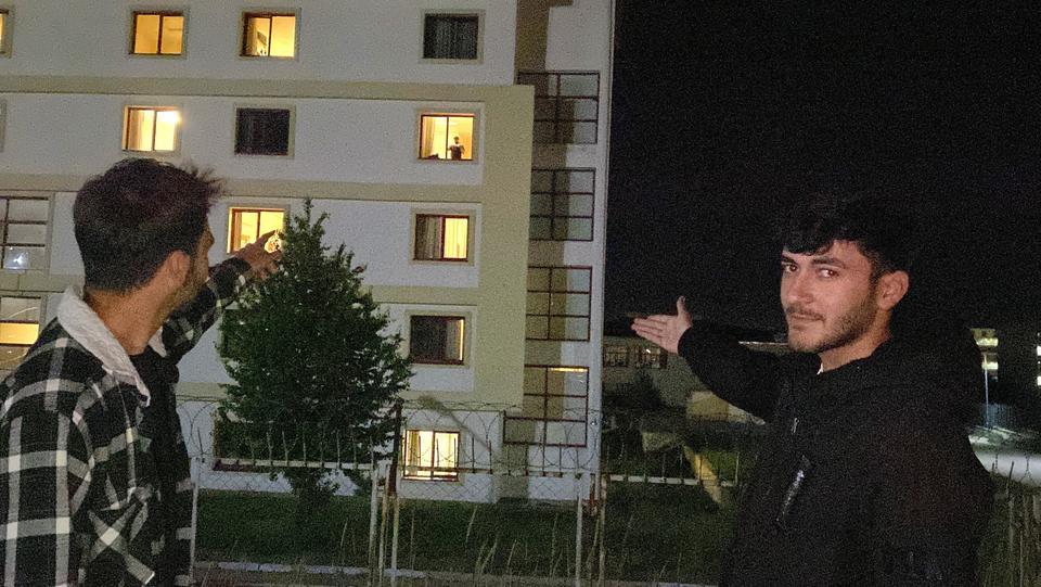 Öğrenci yurdunun penceresinden keman sesi yükseldi, yoldan geçenler ilgiyle dinledi