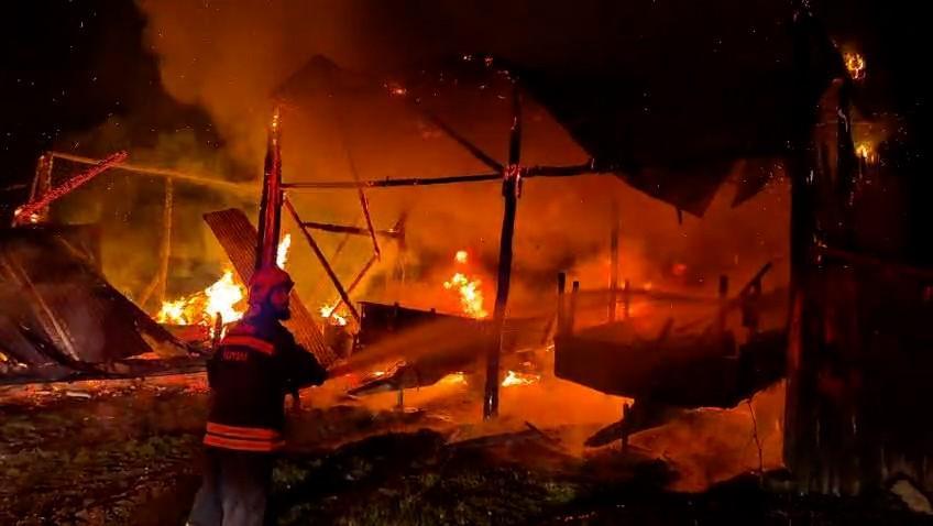 Samanlığa yıldırım düştü: Traktör alev alev yandı