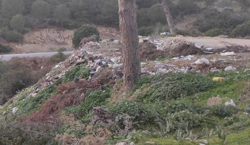Mersinbelen'de yol kenarı çöplüğe döndü