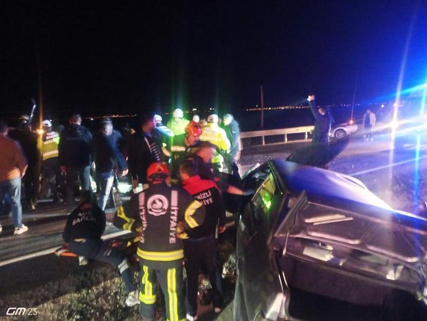 Traktörle otomobil çarpıştı