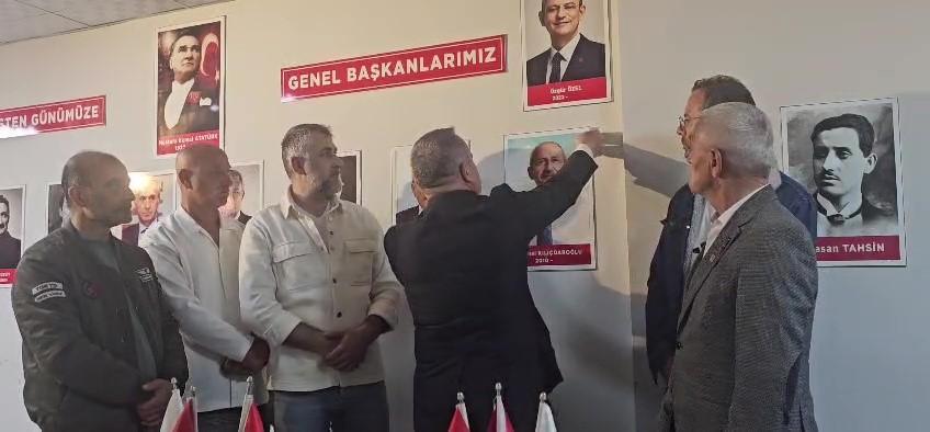 PARTİ BİNASINDAN KILIÇDAROĞLU'NUN FOTOĞRAFI KALDIRILDI CHP AKÇAKOCA İLÇE BAŞKANI TUĞRUL ABANOZ: "BU RESMİ BİZ İNDİRİYORUZ. OLDU DA MUTLAK BUTLAN GELİRSE, SİZİN RESMİNİZİ GERİ ASACAK YENİ YÖNETİMİ VE BAŞKANI DA BULURSUNUZ"
