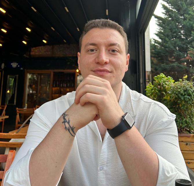 AYBER ERKUT. (FEHİME KARTAL/KOCAELİ-İHA)
Kocaeli'de kaldırımda yürüyen 2 gencin hayatını kaybettiği trafik kazasına ilişkin 2 sanık tali, bir sanık ise asli kusurlu bulundu. Cumhuriyet savcısı mütalaasında, 3 sanığın "birden fazla insanın ölümüne sebep olma" suçundan 2 yıldan 15 yıla kadar hapisle cezalandırılmalarını talep etti. Sanıklar raporu kabul etmezken, ölen gencin ses sanatçısı annesi sinir krizi geçirdi. Adalet istediğini söyleyen acılı anne, "Ağzımda diş, kafamda saç kalmadı. Bu ülkeye yıllarca sanatçı olarak hizmet ettim. En azından onun hatırı olsun. İçim yanıyor, yangınımı Allah görüyor" dedi.