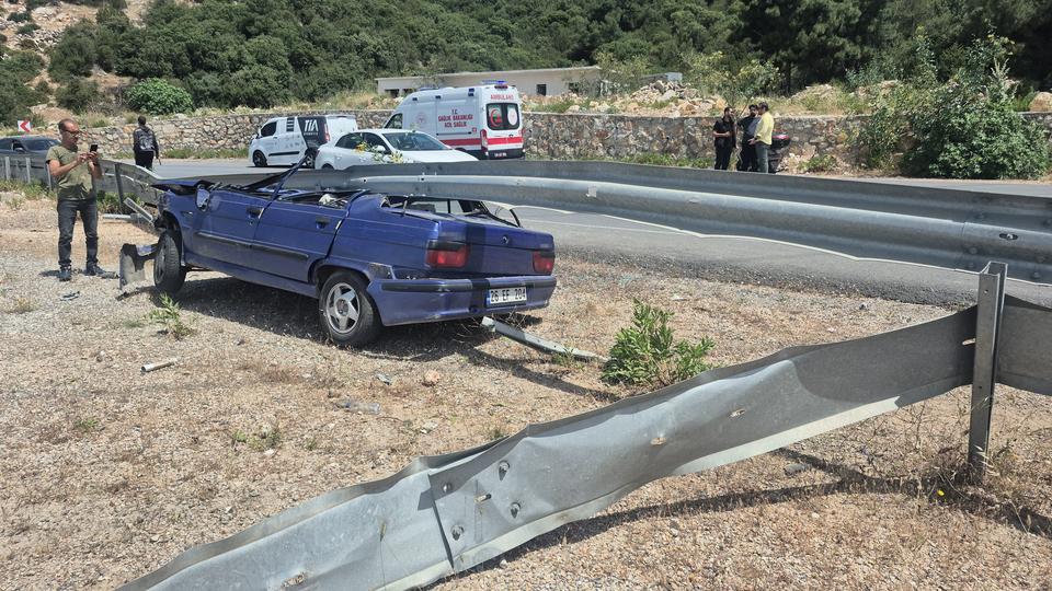Virajı alamayan otomobil çelik bariyerin altına girdi