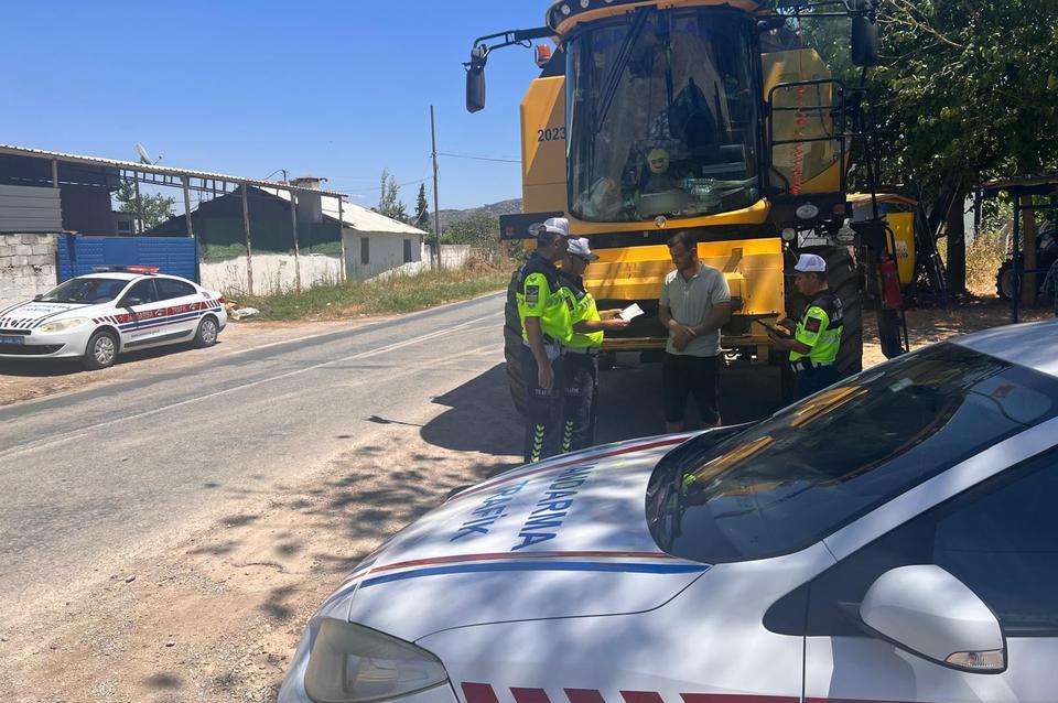Aydın’da trafiği tehlikeye atan biçerdöverlere ceza yağdı