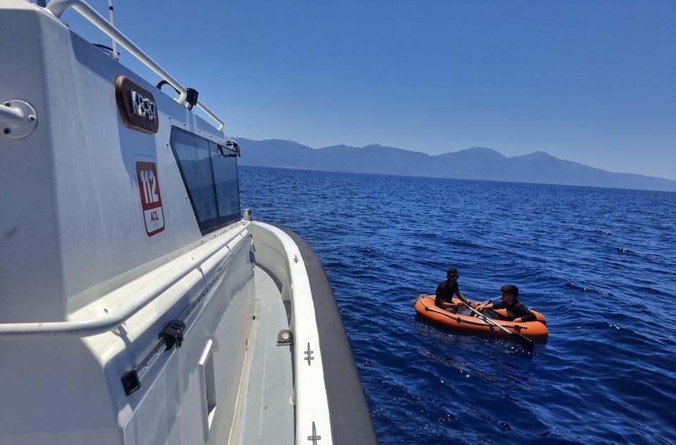 Kuşadası açıklarında lastik bottaki 2 göçmen yakalandı