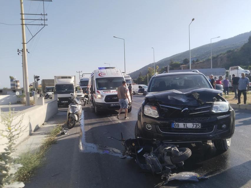 MOTOSİKLET SÜRÜCÜSÜ METRELERCE SÜRÜKLENDİ MOTOSİKLET VE OTOMOBİL ÇARPIŞTI: 1 YARALI