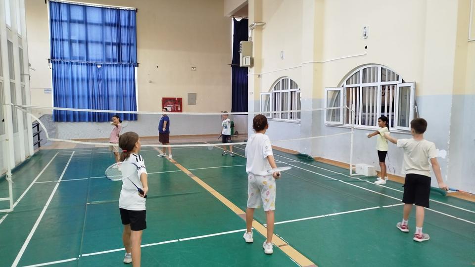 YAZ SPOR OKULLARI İLE ÇOCUKLAR YETENEKLERİNİ GELİŞTİRİYOR