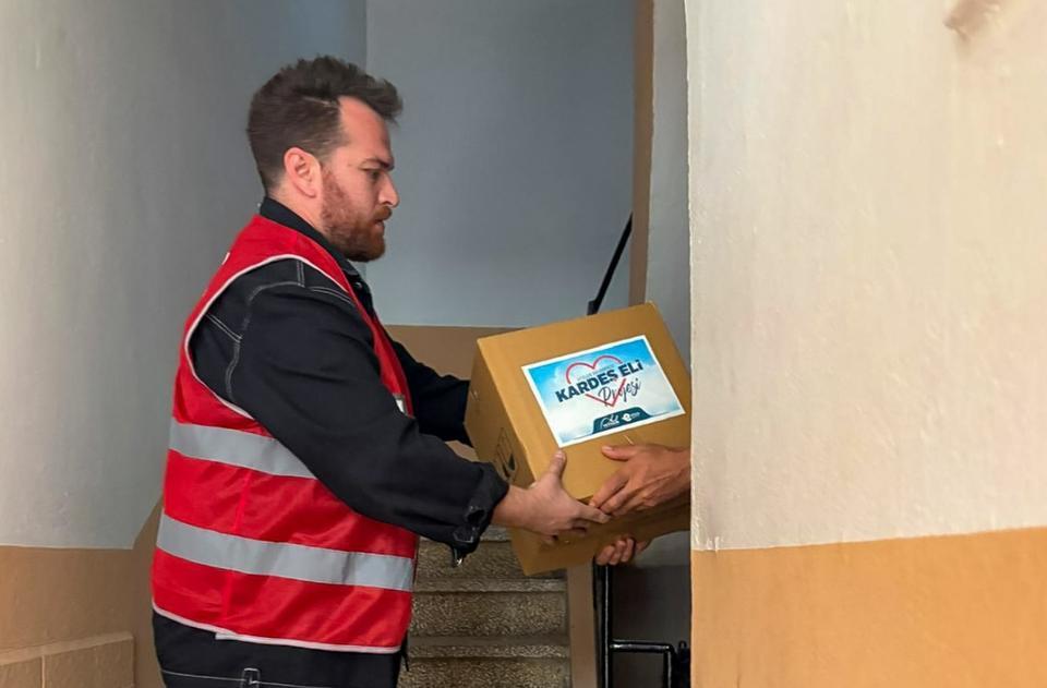 Efeler’de “Kardeş Eli” dayanışması büyüyor