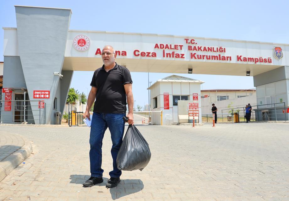 ADANA'DA TAHLİYELER BAŞLADI: CEZAEVİNDEN ÇIKANLAR YAKINLARIYLA HASRET GİDERDİ