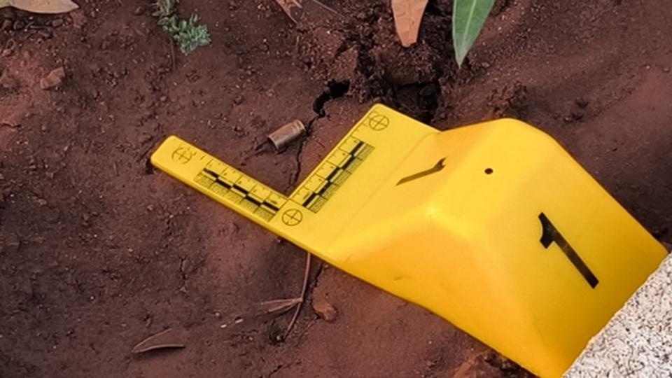 SAKSIYA HEDEF ALIP BİR GENCİ HAYATTAN KOPARAN 3 KİŞİ TUTUKLANDI CİNAYET BÜRO EKİPLERİ YORGUN MERMİNİN İZİNİ ADIM ADIM SÜRDÜ, 3 KİŞİ TUTUKLANDI 24 SAAT GEÇMEDEN MERMİNİN İZİNİ BULDULAR, GÖZALTINA ALINAN 3 KİŞİ TUTUKLANDI EĞLENCE AMACIYLA SAKSIYA SIKTIKLARI SİLAH BİR GENCİ HAYATTAN KOPARMIŞTI, GÖZALTINA ALINAN 3 KİŞİ TUTUKLANDI ADIM ADIM MERMİNİN İZİNİ SÜRDÜLER, GÖZALTINA ALINAN 3 KİŞİ TUTUKLANDI