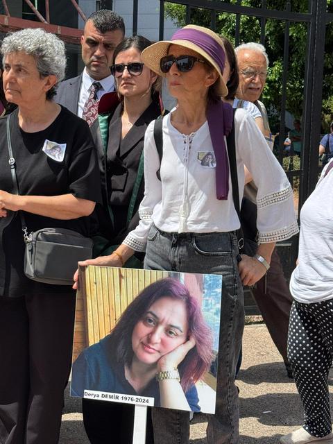 DERYA ÖĞRETMENİ KATLEDEN MESLEKTAŞI, AĞIRLAŞTIRILMIŞ MÜEBBETLE YARGILANMAYA BAŞLADI OLAYDAN SONRA DERYA ÖĞRETMENİN ÇOCUKLARININ OLDUĞU KARŞI DAİREYE DE ONLAR UYURKEN GİRDİĞİNİ MAHKEMEDE İTİRAF EDEN SANIK MURAT O., ÜZERİNDEKİ NAKİT PARANIN AZALMASI NEDENİYLE MAKTULÜN ÇANTASINI ALARAK DAİREDEN ÇIKTIĞINI SÖYLEDİ