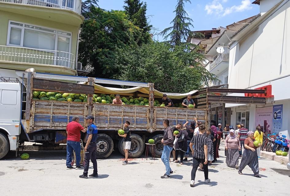 HAYIRSEVER İŞ ADAMI VATANDAŞLARA ÜCRETSİZ 20 TON KARPUZ DAĞITTI