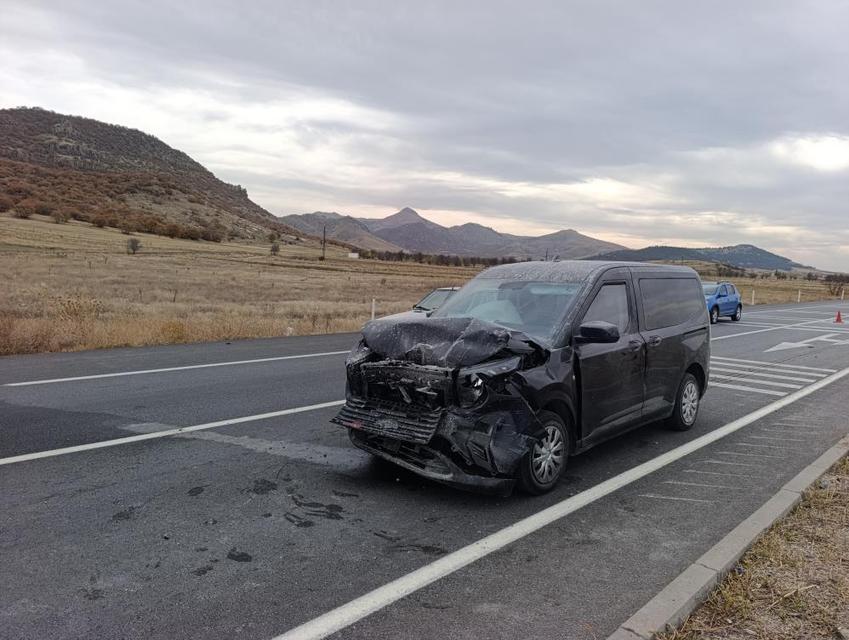 Hafif ticari araçların çarpıştığı kaza 7 kişi yaralandı