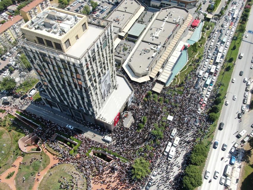 BELEDİYE ÖNÜNE BAŞKAN ZEYREK'E ACI VEDA CHP GENEL BAŞKANI ÖZGÜR ÖZEL, YOL ARKADAŞI ZEYREK'E GÖZYAŞLARIYLA VEDA ETTİ ON BİNLERCE MANİSALI, BAŞKANLARINI UĞURLADI