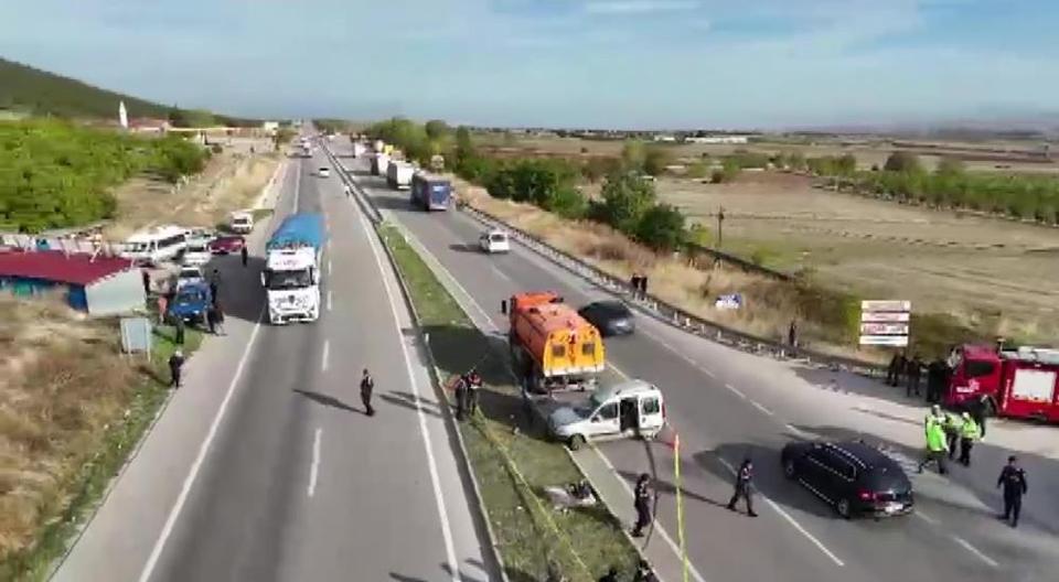 Hafif ticari araç tıra çarptı: 4 ölü, 1 yaralı