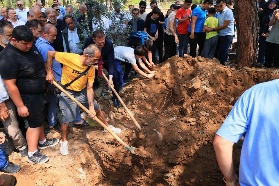 DEPREMDE HAYATINI KAYBEDEN 14 YAŞINDAKİ AFRANUR, FETHİYE'Yİ GÖZYAŞLARINA BOĞDU