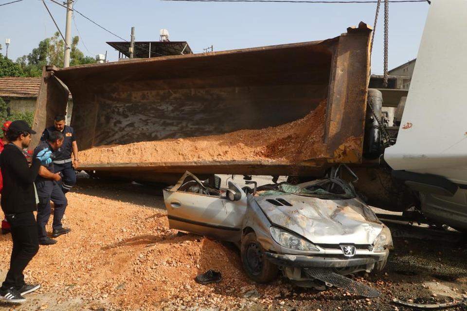 Hafriyat kamyonu otomobili ezdi, sürücü mucizevi şekilde kurtuldu