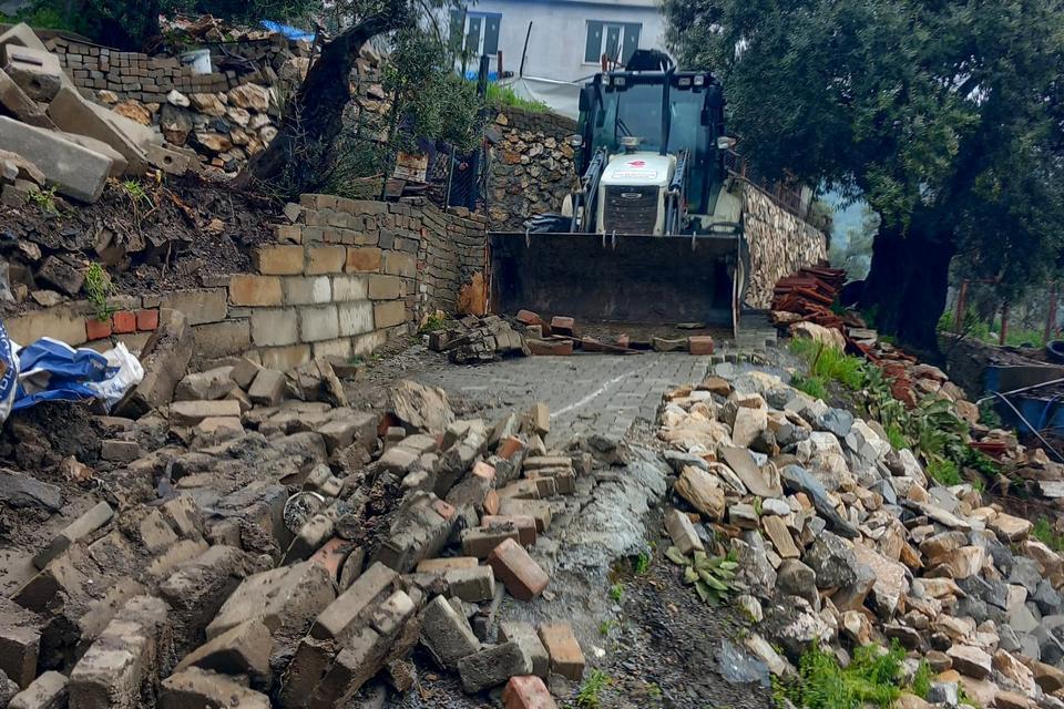 Efeler’de yağışlarla kapanan yollar açıldı