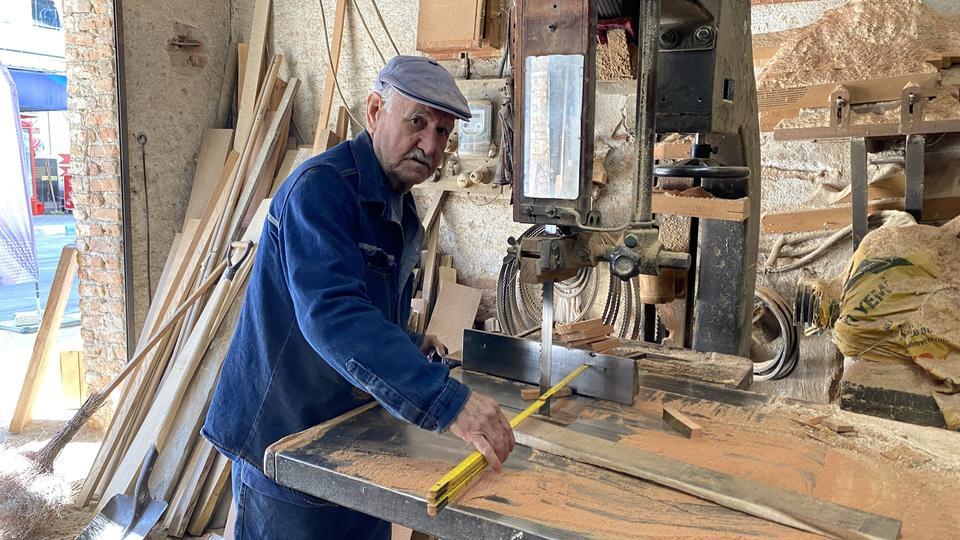 O MESLEK AİLE MİRASI OLDU, 76 YILLIK TEZGAH HİÇ DURMADI MARANGOZ USTASI ŞENTÜRK: "ÇALIŞMADIĞIM ZAMAN KENDİMİ BOŞLUKTA HİSSEDİYORUM"