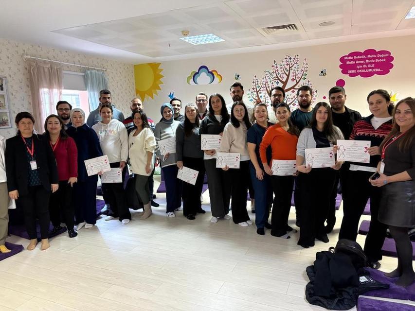 Aydın'da Gebe Okulu'nu tamamlayan anne adaylarına katılım belgesi