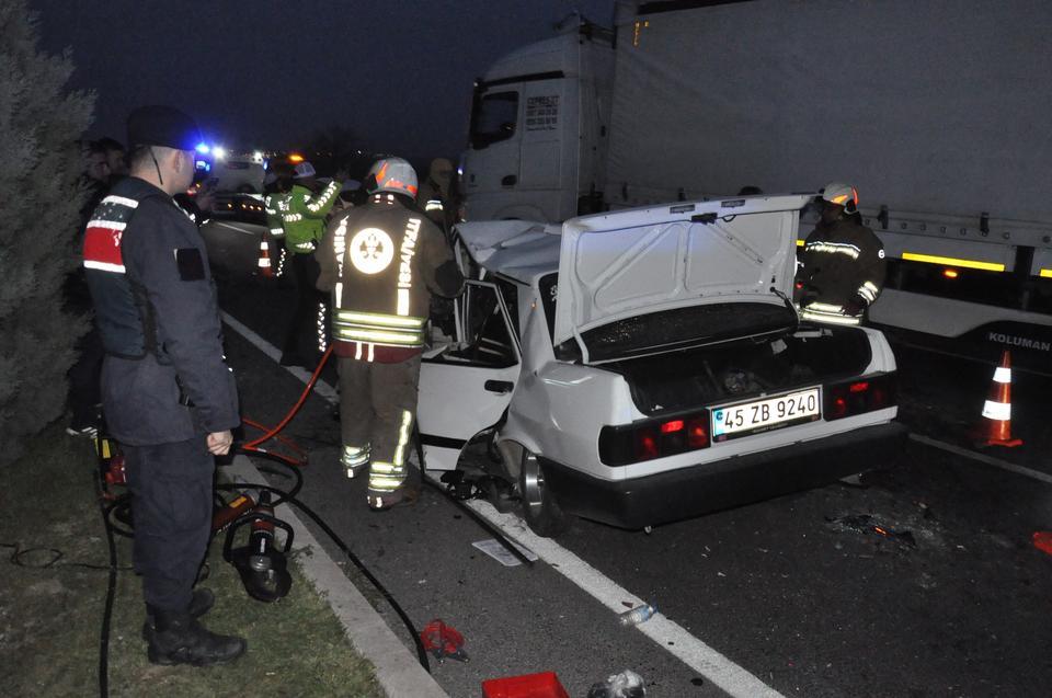 MANİSA'DA FECİ KAZA: 2 ÖLÜ, 5 YARALI