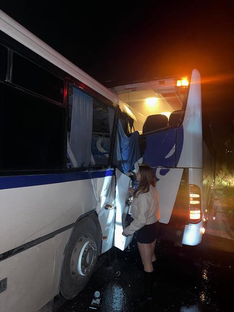 Servis otobüsü yolcu otobüsüne çarptı: Çok sayıda yolcu yaralandı