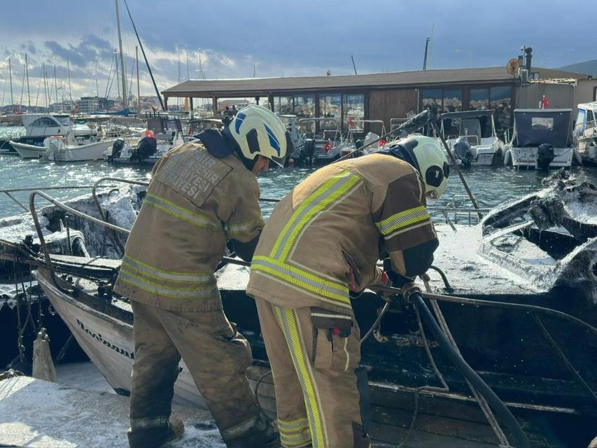 Yangında 7 tekne alevlere teslim oldu