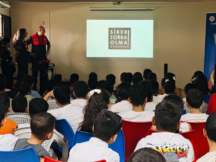JANDARMA SÜRPRİZLE GELDİ, ÇOCUKLAR SEVİNDİ