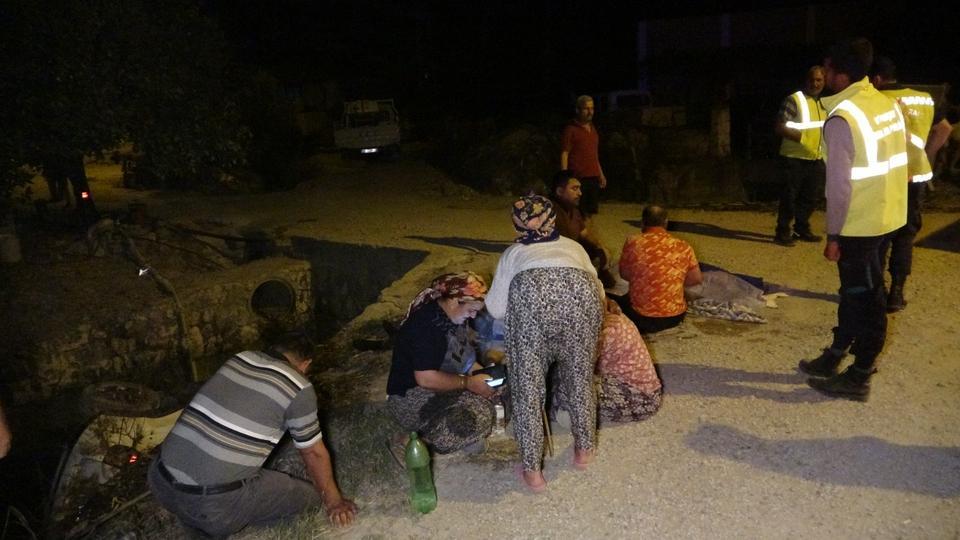 SULAMA KANALINA UÇAN OTOMOBİLDE 2 KİŞİ BOĞULARAK HAYATINI KAYBETTİ ÖLÜM HABERİNİ ALAN YAKINLARI OLAY YERİNDE SİNİR KRİZİ GEÇİRDİ