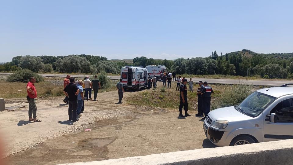 3 GÜN ÖNCE YETKİLİLERE SESLENMİŞLERDİ AYNI YERDE YİNE KAZA OLDU 6 KİŞİ YARALANDI