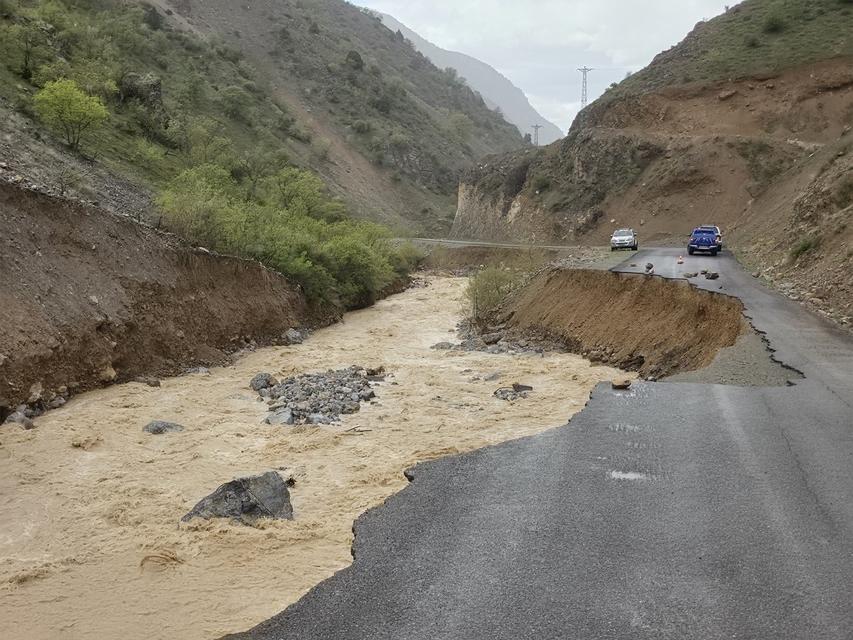 Sel nedeniyle çöken yol çift yönlü ulaşıma kapatıldı
