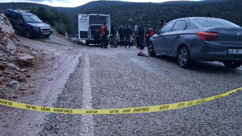 Eski eşini ve kızını öldürdü