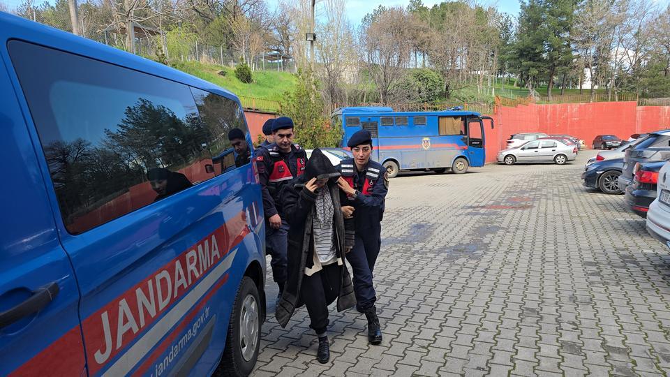 EŞİNİ AV TÜFEĞİYLE ÖLDÜREN KADIN ADLİYEYE SEVK EDİLDİ