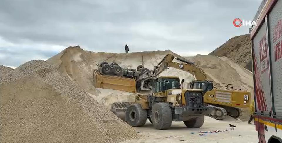 Kamyon devrildi, sürücüsü hayatını kaybetti