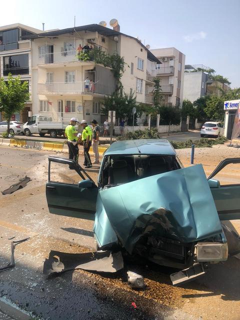 TOFAŞ OTOMOBİL AĞACA ÇARPTI: 1'İ ÇOCUK 3 YARALI AĞACA ÇARPAN ARAÇ HURDAYA DÖNDÜ