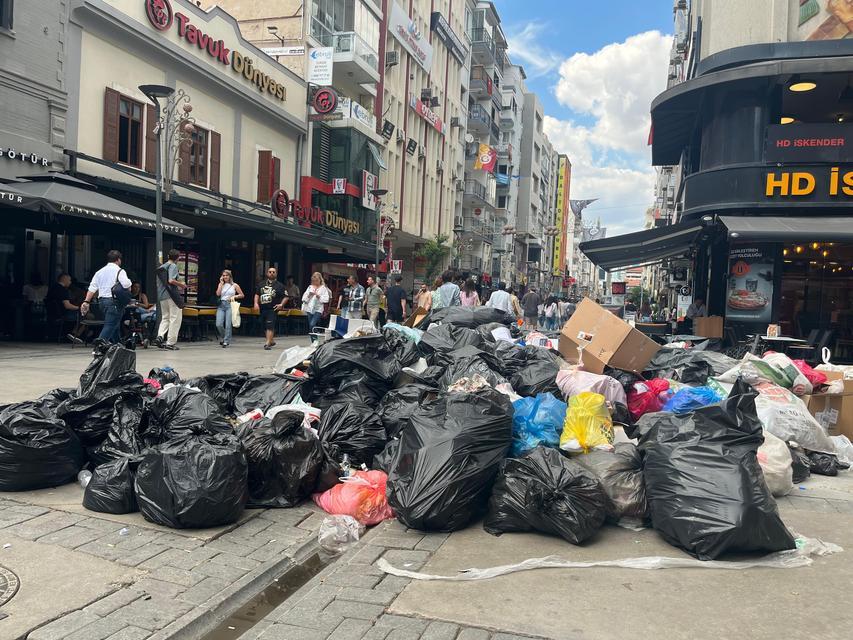 İZMİR BÜYÜKŞEHİR BELEDİYESİ'NDEKİ GREV NEDENİYLE ÇÖPLER SOKAKLARA TAŞTI
