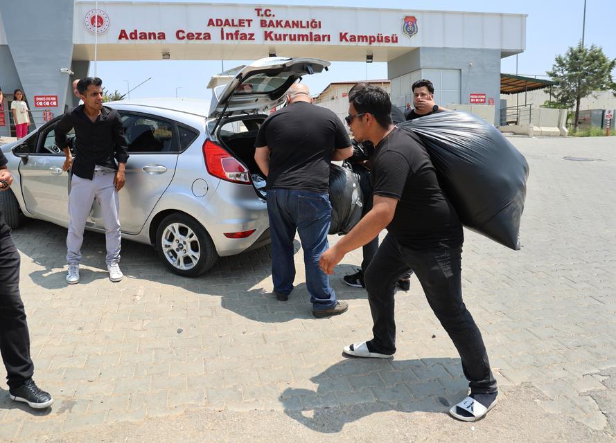 ADANA'DA TAHLİYELER BAŞLADI: CEZAEVİNDEN ÇIKANLAR YAKINLARIYLA HASRET GİDERDİ