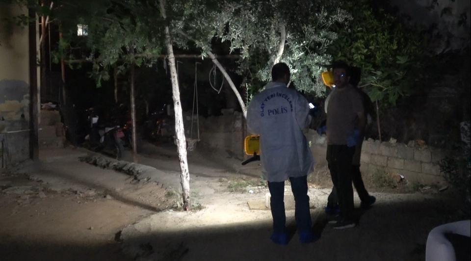 SAKSIYA HEDEF ALIP BİR GENCİ HAYATTAN KOPARAN 3 KİŞİ TUTUKLANDI CİNAYET BÜRO EKİPLERİ YORGUN MERMİNİN İZİNİ ADIM ADIM SÜRDÜ, 3 KİŞİ TUTUKLANDI 24 SAAT GEÇMEDEN MERMİNİN İZİNİ BULDULAR, GÖZALTINA ALINAN 3 KİŞİ TUTUKLANDI EĞLENCE AMACIYLA SAKSIYA SIKTIKLARI SİLAH BİR GENCİ HAYATTAN KOPARMIŞTI, GÖZALTINA ALINAN 3 KİŞİ TUTUKLANDI ADIM ADIM MERMİNİN İZİNİ SÜRDÜLER, GÖZALTINA ALINAN 3 KİŞİ TUTUKLANDI